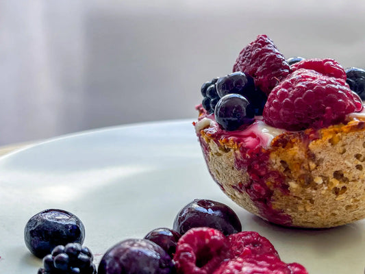 Bol d'avoine cuit au four avec un topping de yogurt de soja et poudre de baobab Balenti