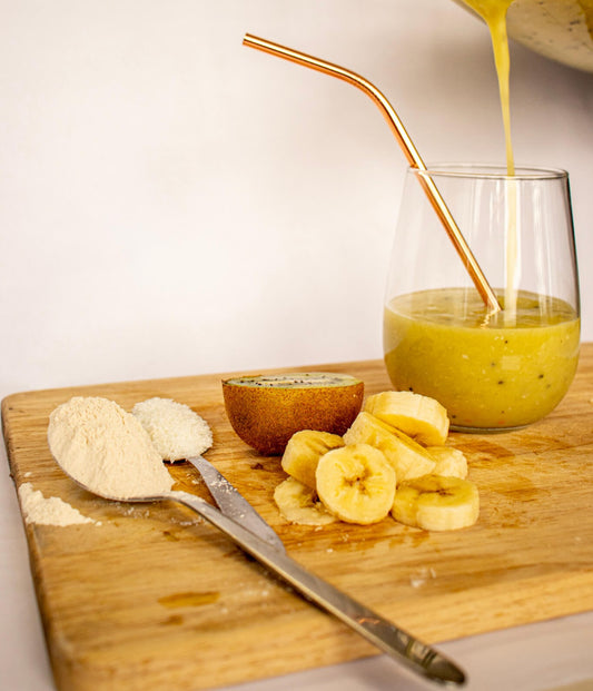 Smoothie Green Lantern avec kiwi, banane et noix de coco.